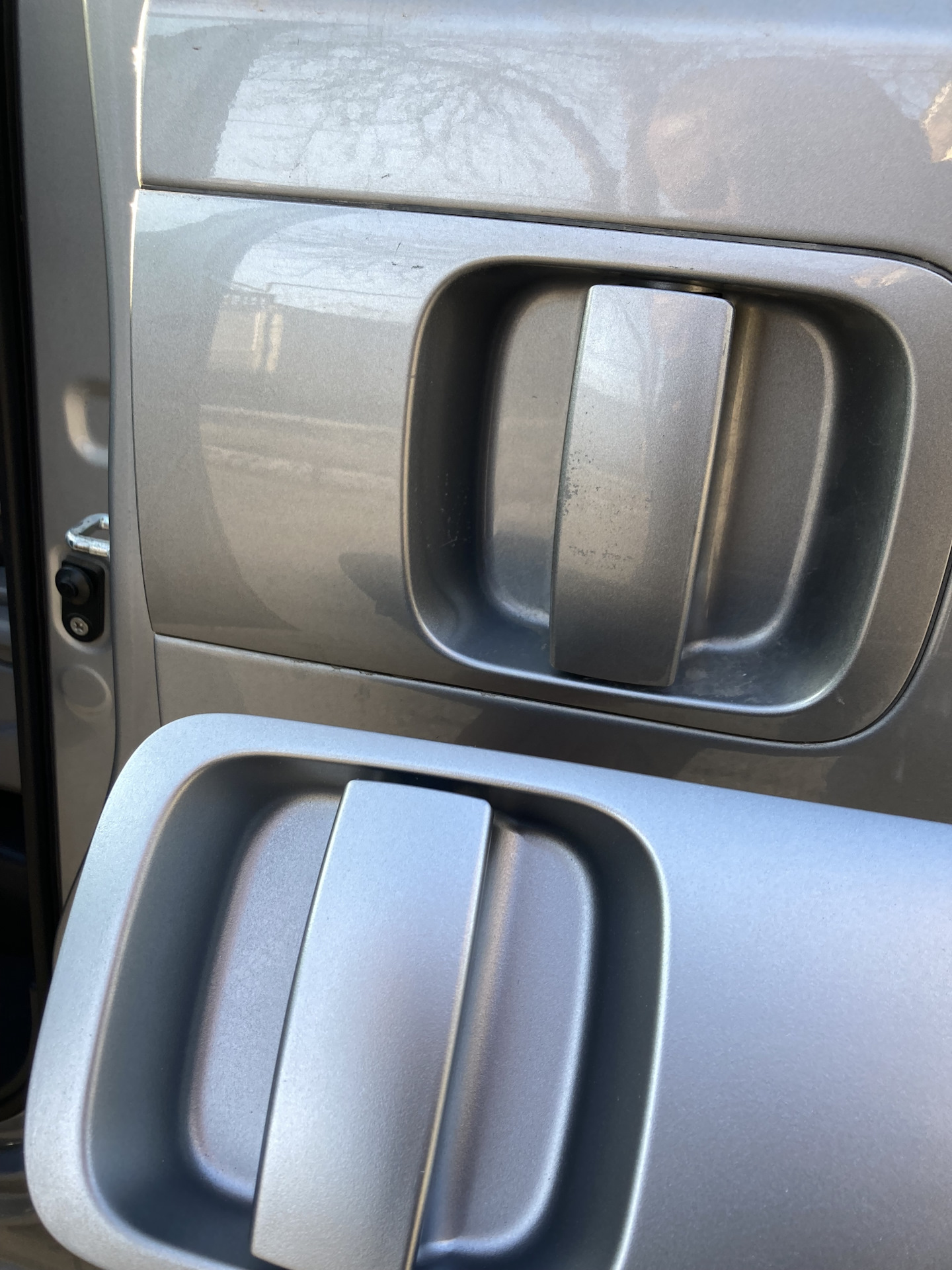 Ручка сдвижной двери hyundai grand starex. Ручка сдвижная дверь гранд старекс. Ручка сдвижная дверь гранд старекс. Ручка сдвижная дверь гранд старекс. Ручка сдвижной двери старекс 2008.