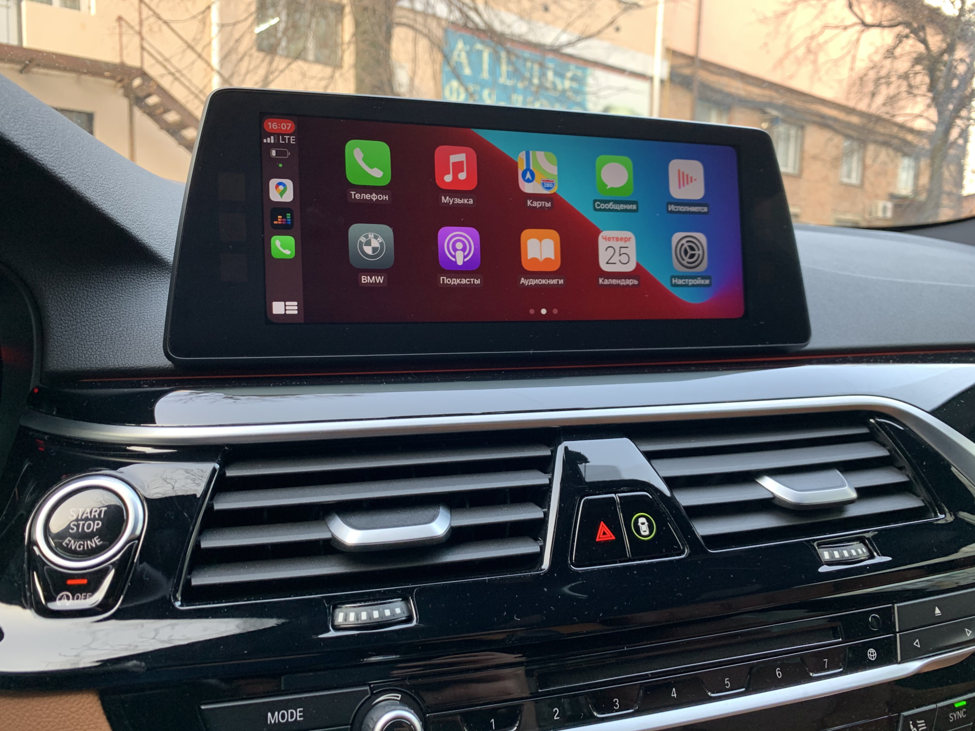 CARPLAY заднее дисплей экран для BMW 5. CARPLAY на весь экран Porsche.