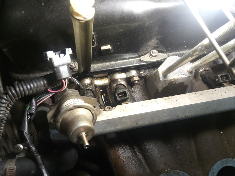 течь масла из под шпильки крепления впускного коллектора — Lada 4x4 3D ...