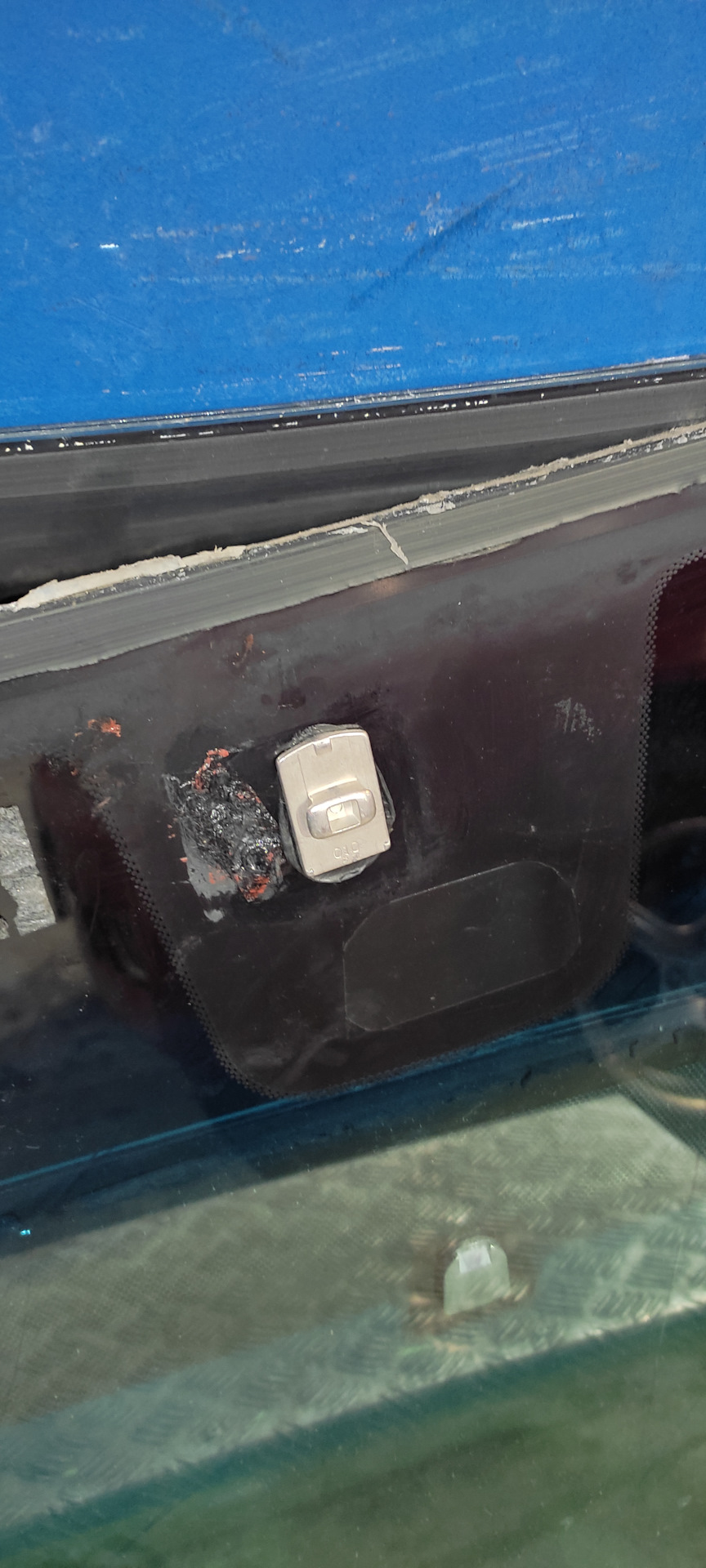 Стекло было с площадкой под датчик дождя. Это лобовое на рестайл. Оно дешевле на 1500₽. — Acura MDX (1G)