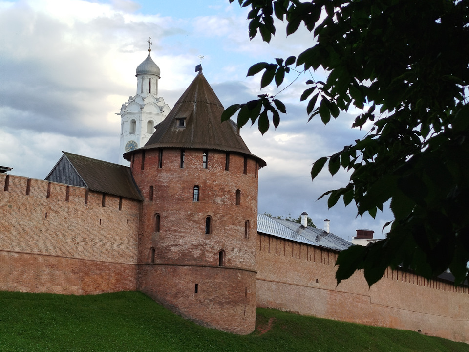 Возвращаемся к древним стенам и едем в гостиницу. — Renault Kaptur (2020)