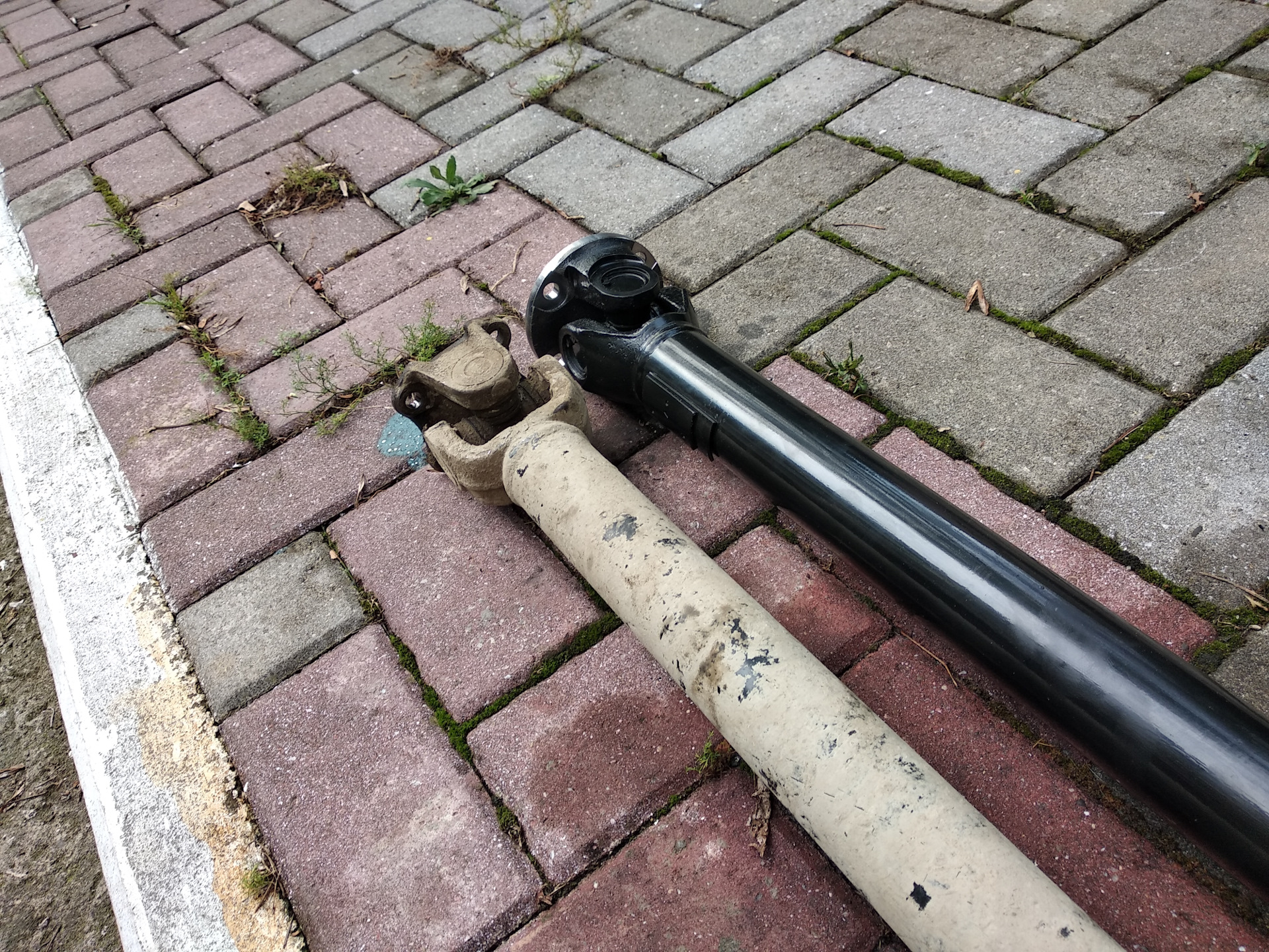 Кардан заднего моста уаз. Карданный вал уаз патриот 3163 задний. Карданный вал уаз 2206-95-2201010. Кардан заднего моста уаз. 31601-2201010 вал карданный.