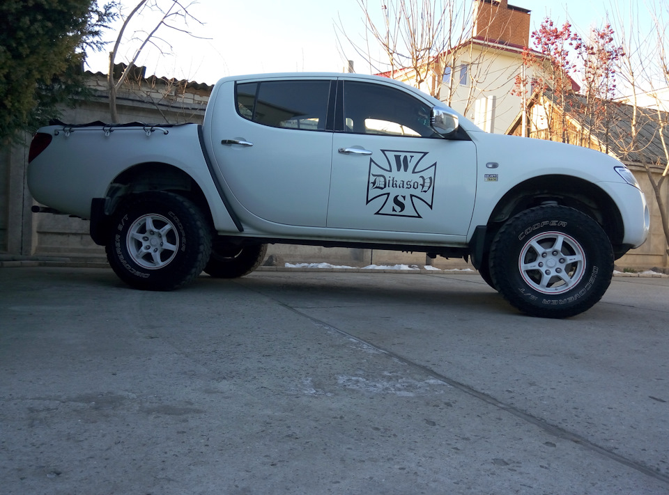 Л200 на усиленных пружинах Дмитрия Дикасова, г.Николаев, занимается тюнингом подвески… — Mitsubishi Pajero Sport (1G)