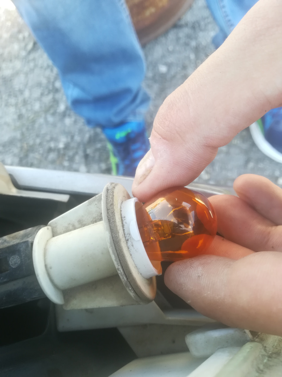 Извлечение перегоревшей лампы. — Skoda Octavia A4 Mk1