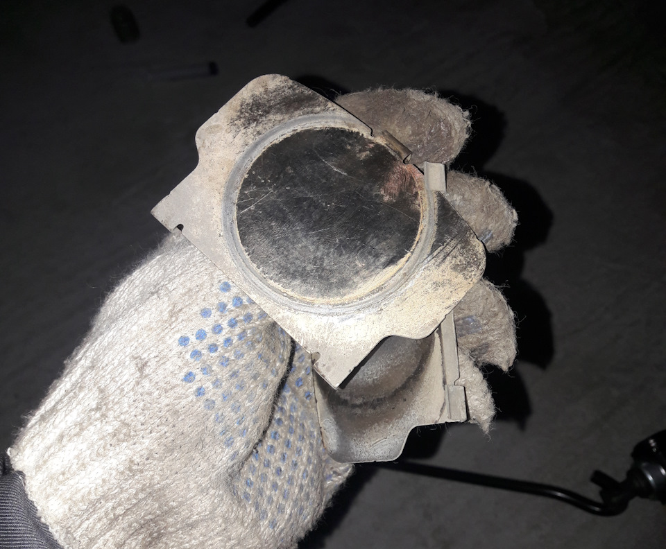 Не забываем при сборке поставить пружинки и эти пластины — KIA Optima (4G)