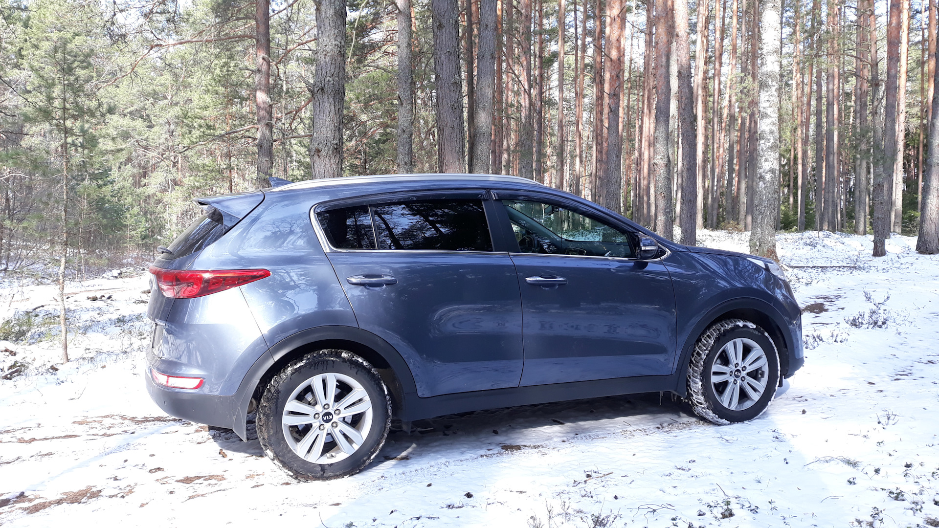Киа спортеж 2. Kia Sportage 4 Planet Blue. Диски на синем Sportage 4. Спортейдж 4 Планета Блуе. Перламутрово-сереб Спортеж.