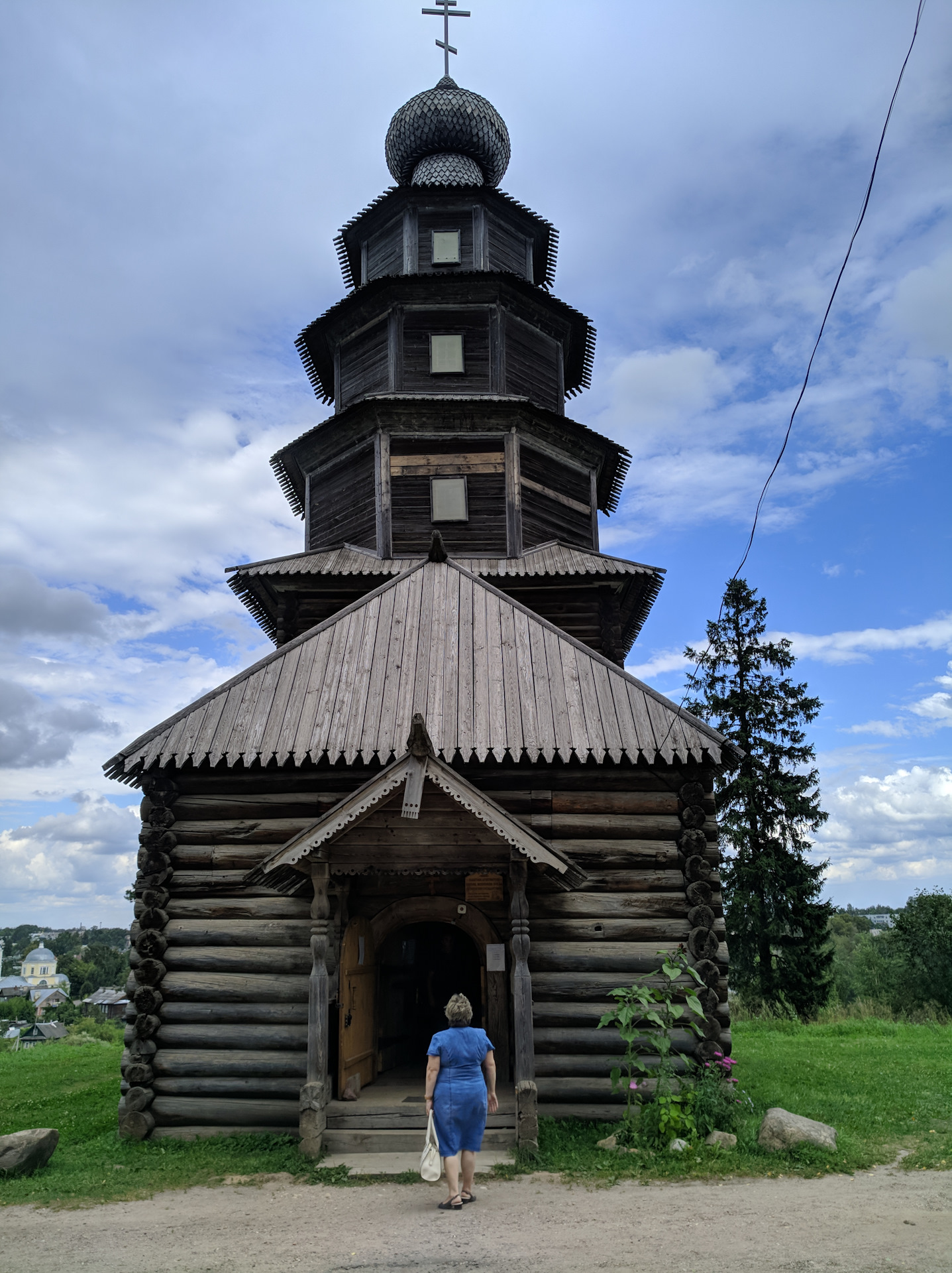 Деревянные церкви черный. Старовознесенская Церковь Торжок. Храм в Торжке деревянный. Тихвинская Церковь Великий Новгород. Деревянный храм Великого Новгорода.