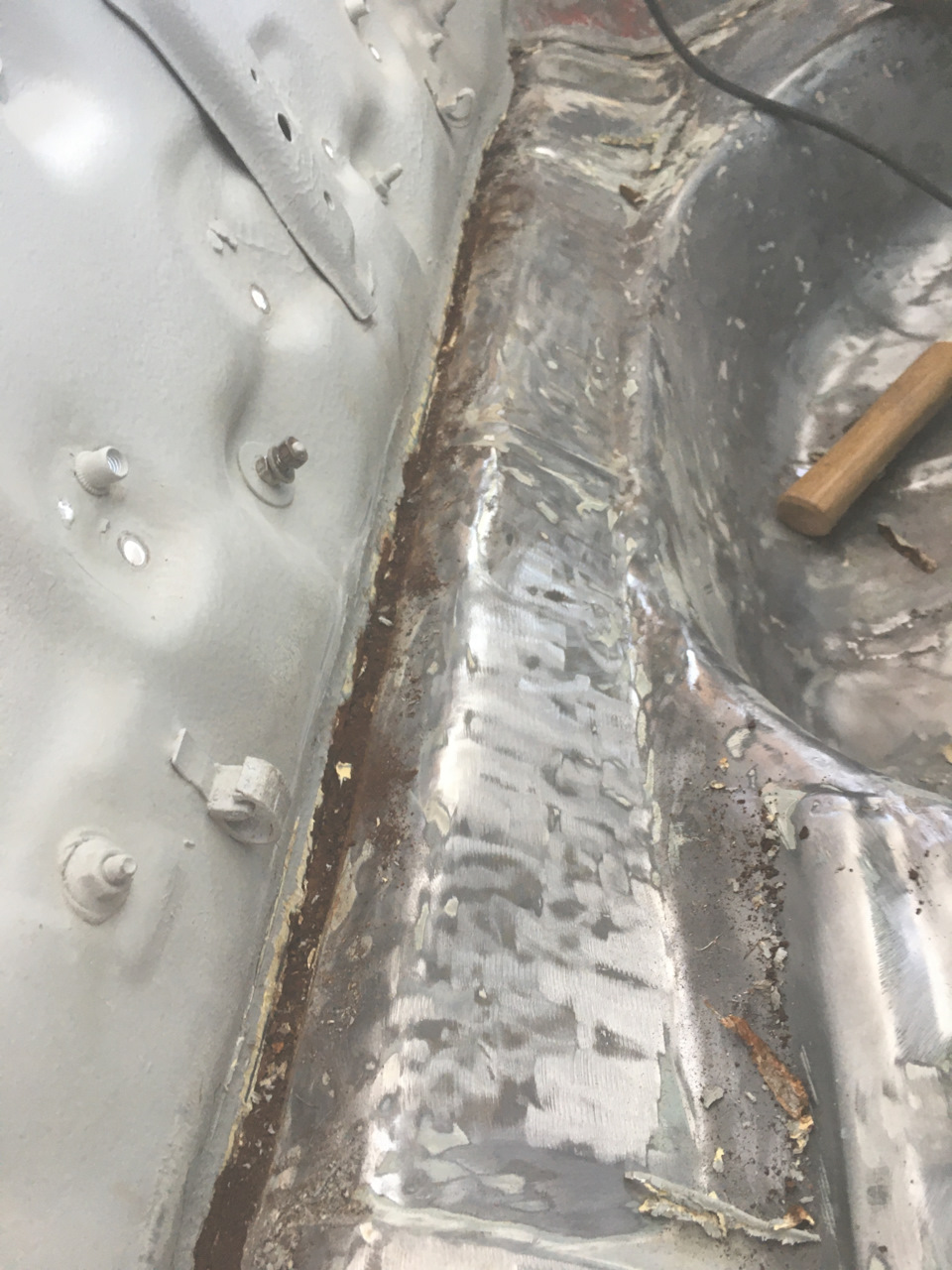 А вот зачищенный шов сзади. Там были сквозные отверстия, а маляр даже герметиком снаружи не промазал, молчу про неочищенный металл. — Toyota Crown (S120)