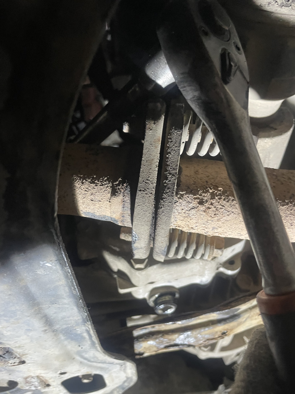 Достал до пробки с помощью удлинителя через глушитель. Удобно и доступно — Suzuki SX4 (1G)