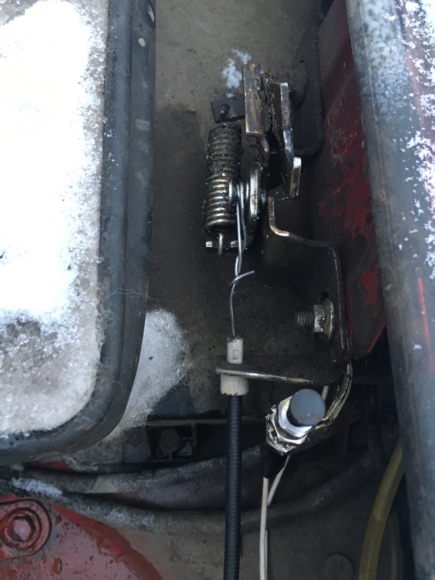 Тросик капота оборвался — Lada 4x4 3D, 1,7 л, 1997 года | визит на ...