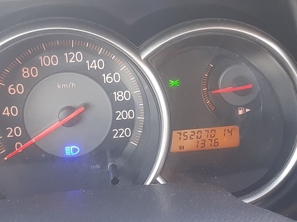 . — Nissan Tiida (1G)