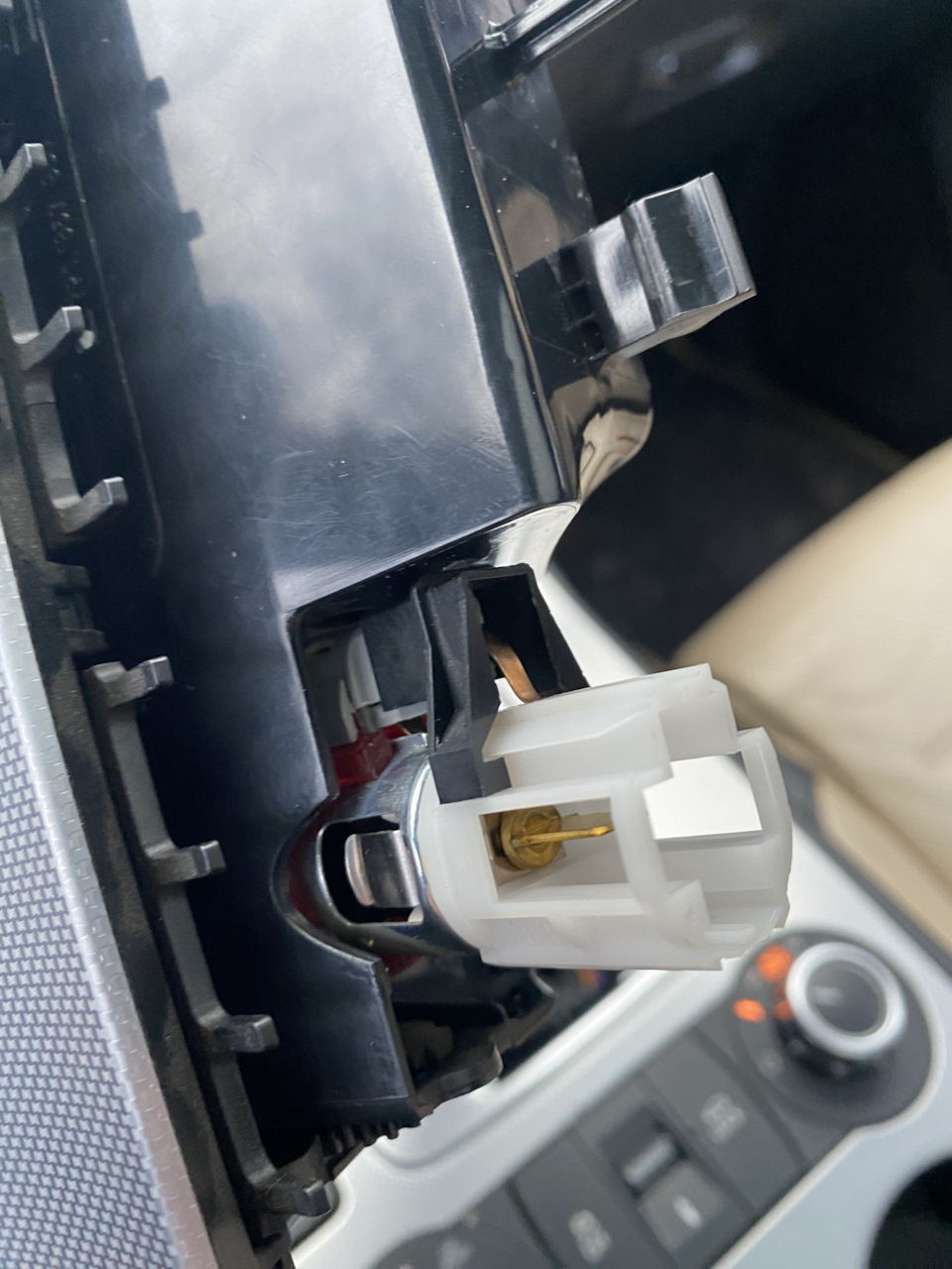 Замена лампочки в пепельнице — Volkswagen Touareg (2G), 3 л, 2014 года ...