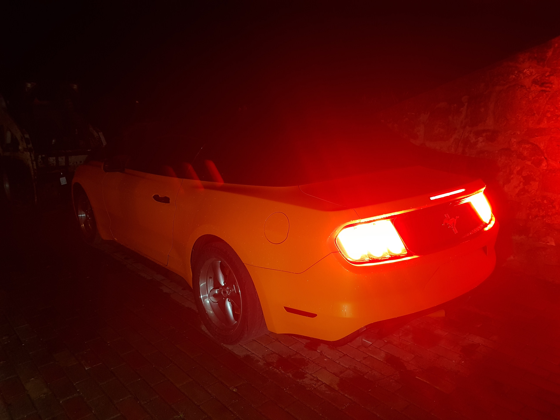 Выключаются фонари. Задние фонари Мустанг 2022 ночью. Ford Mustang 1995 вертикальные задние фонари. Переделка задних фонарей Форд Мустанг 6. Форд Мустанг Ferrari задние фонари.