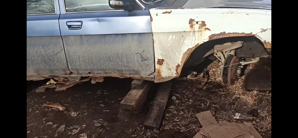 Очень ржавая Волга которую нужно сдать в металлолом либо конкретно ...