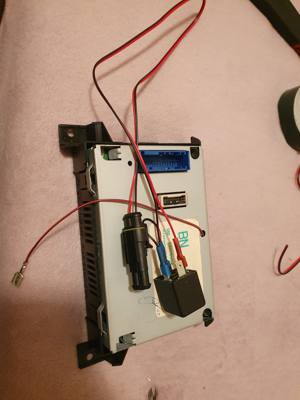 собрал реле, чтобы из плюса заднего хода получить минус управляющий на дисплей, для перключения его на камеру — Opel Astra H