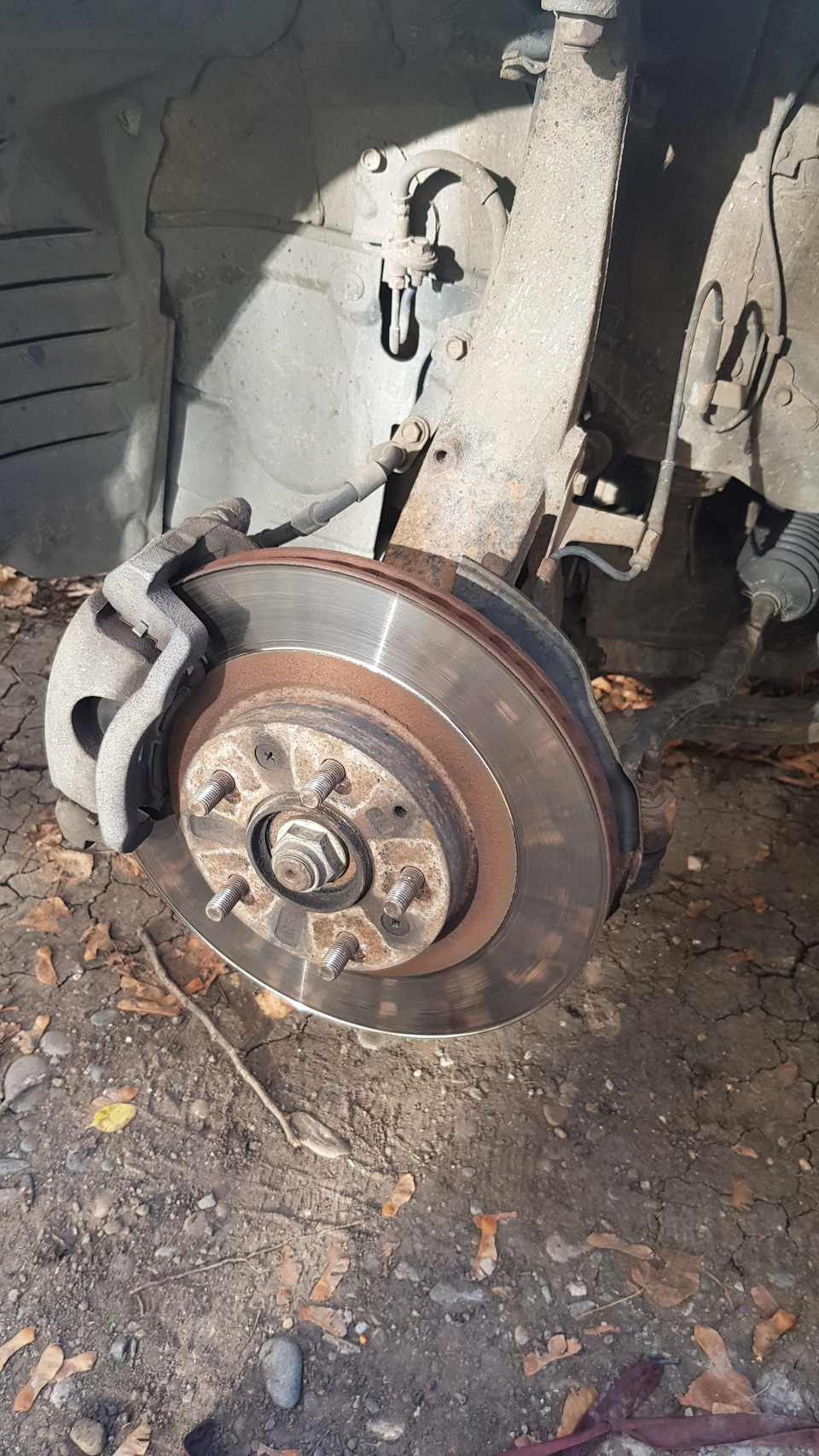 Поменял передние колодки — Mazda 6 (2G) GH, 2 л, 2008 года | своими ...