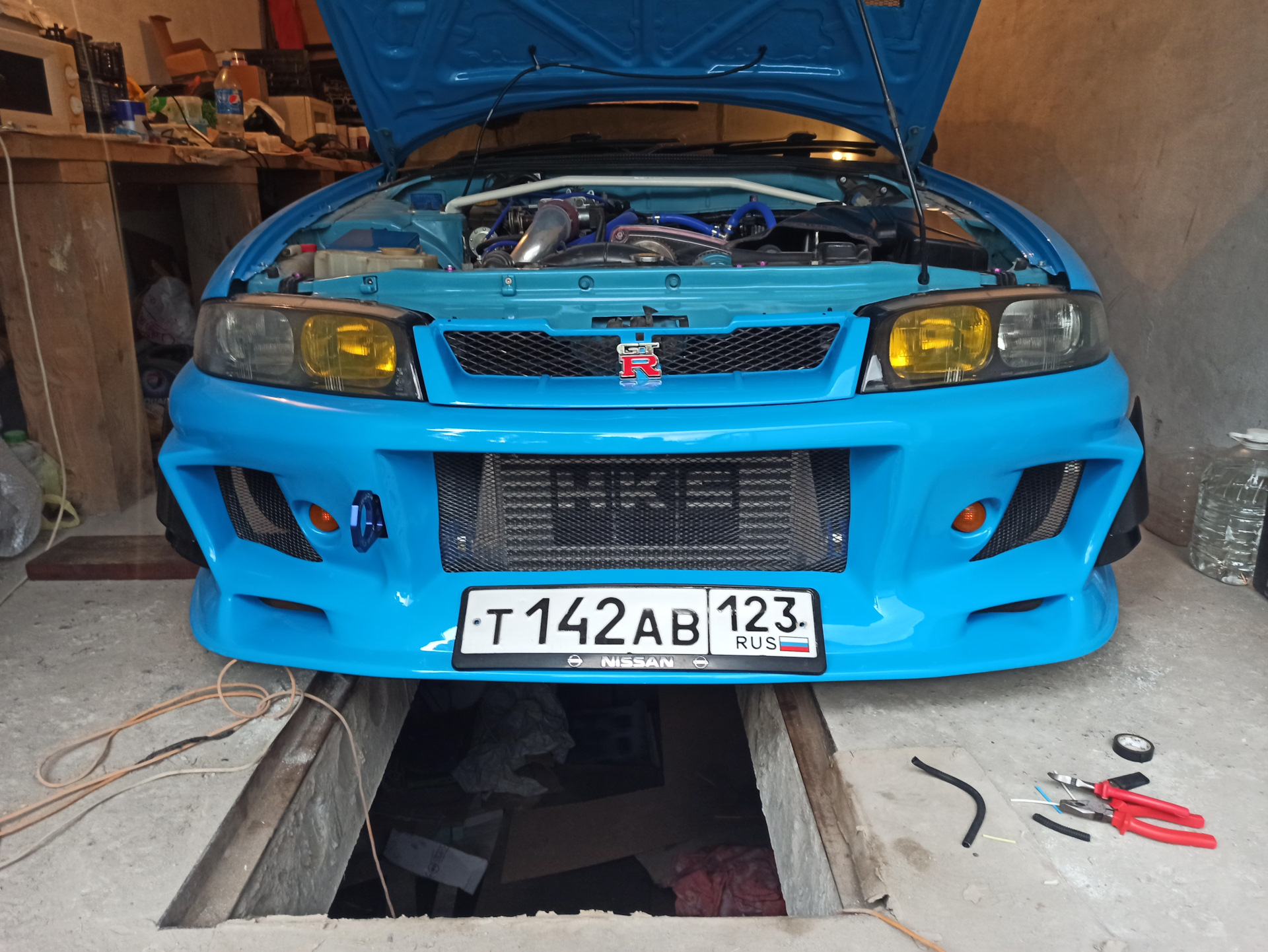 Skyline r33 без бампера. Передний бампер nissan skyline r33. Бампер skyline. Skyline r32 без заднего бампера. Nissan skyline r34 без бампера.