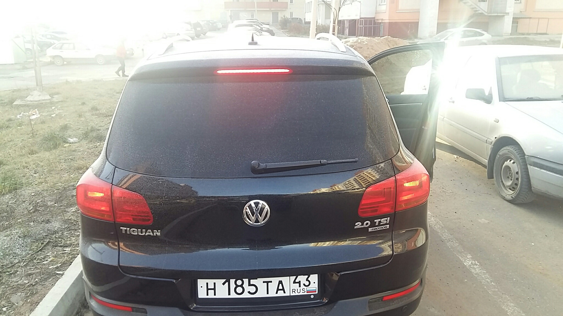 Как снять дверь багажника тигуан Запилил стопы в крышке багажника - Volkswagen Tiguan (1G), 2 л, 2012 года стайли