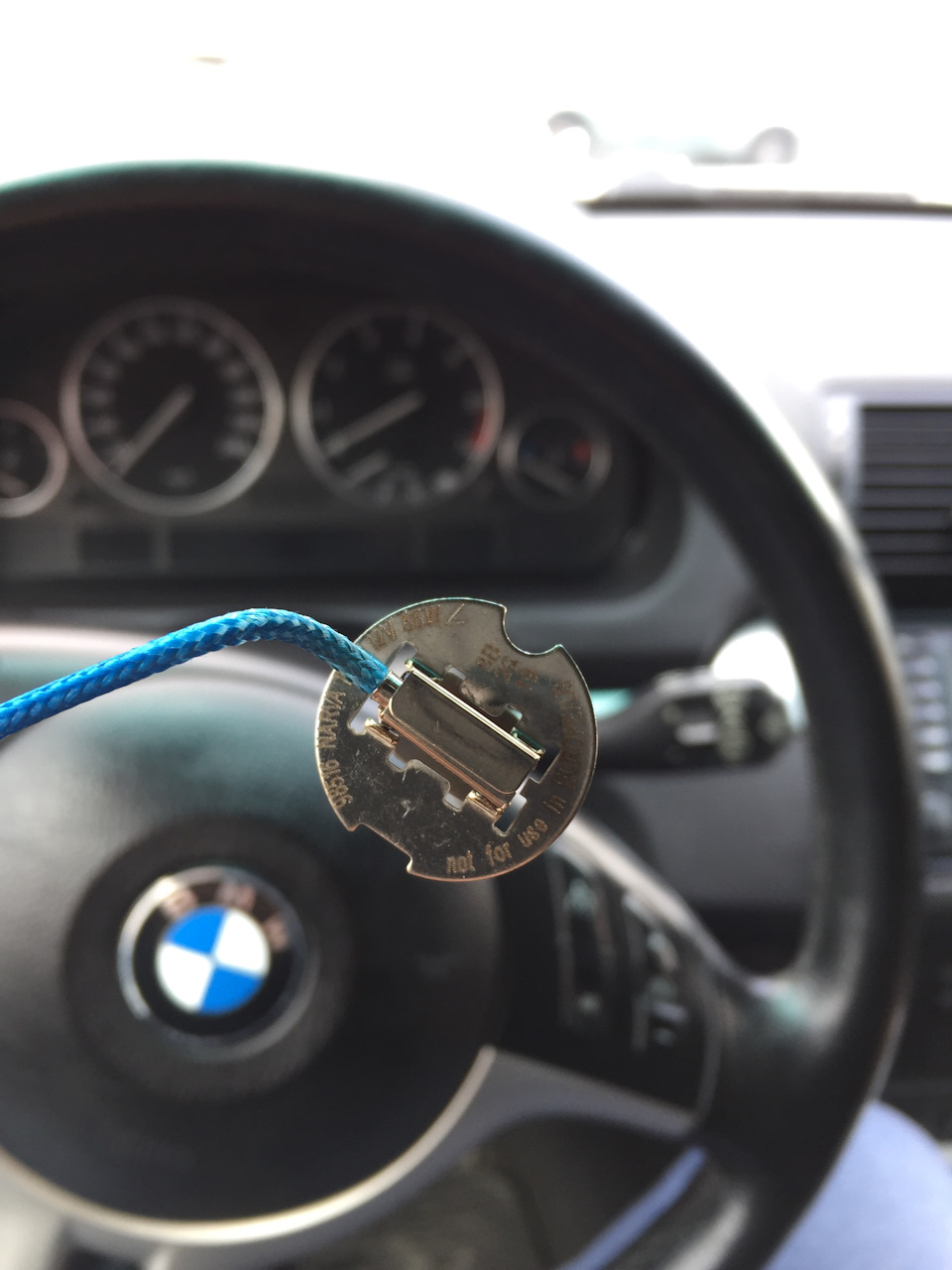 Достаем лампу — BMW X5 (E53)