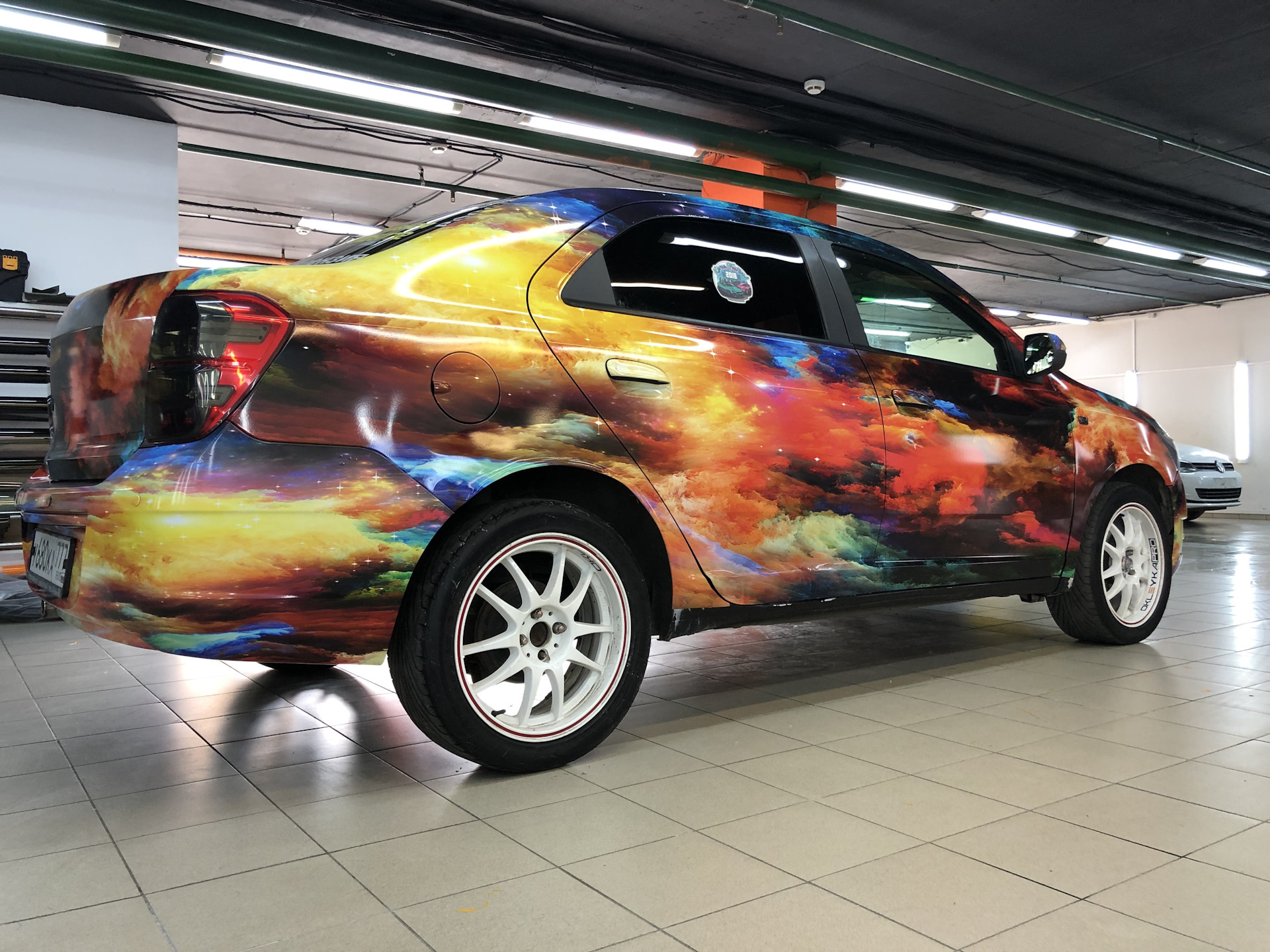 Car paint. Винилография Сталин. BMW x6 винилография. Винилография Марвел. Разноцветная пленка на авто.