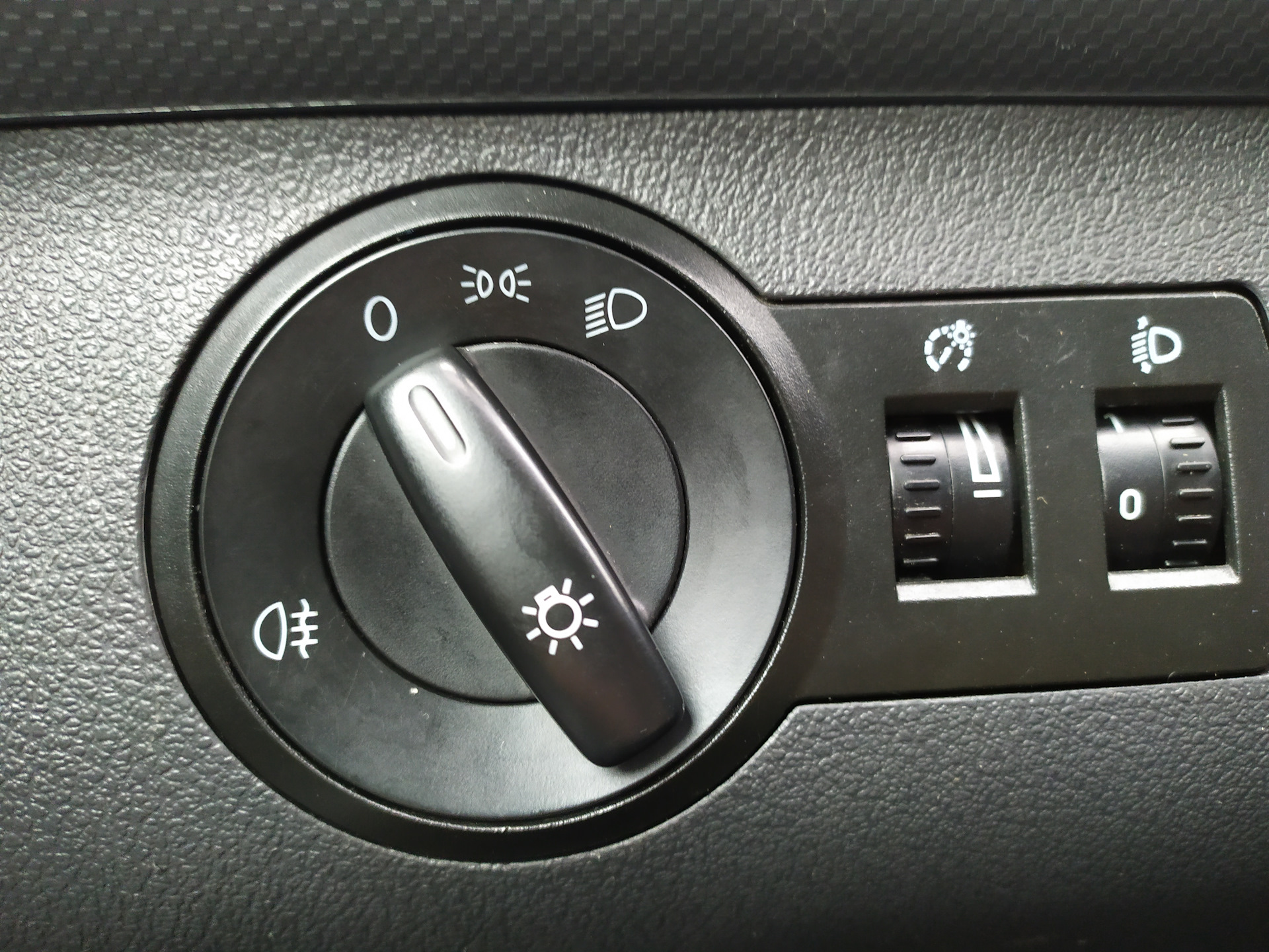 Vw button. Vw button. Кнопка ледбар амарок. Vw button. Панель с кнопками сейф.