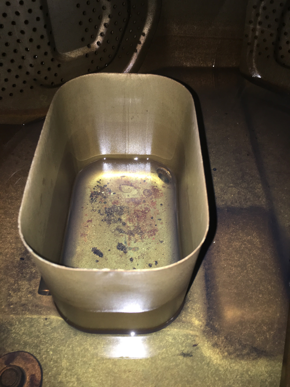 В баке на удивление хорошо, но бенз всё равно слил через пробку часть и часть через горловину. — Toyota Crown (S120)