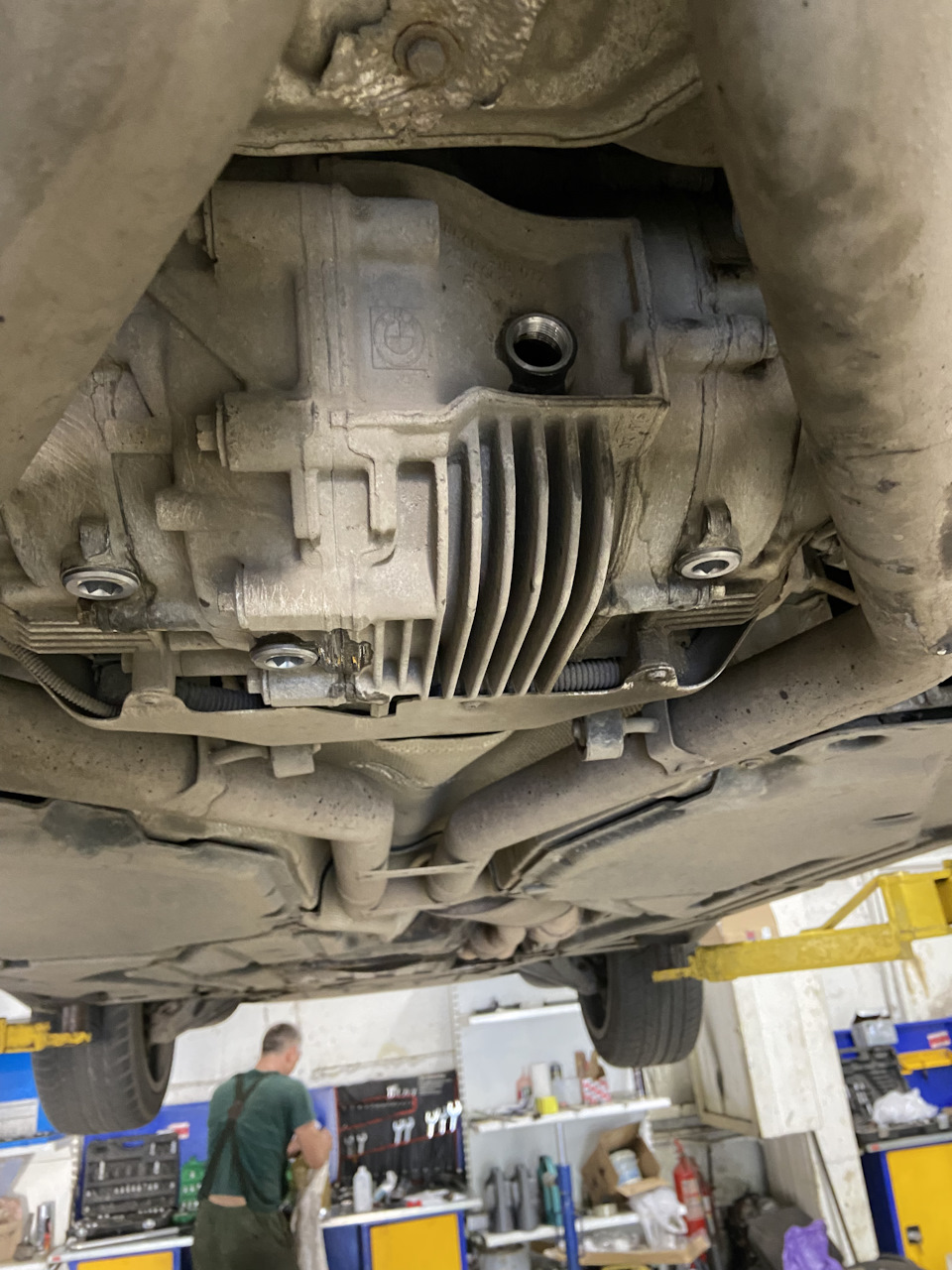 Замена масла в заднем мосту — BMW X6 (E71/E72), 3,5 л, 2008 года ...