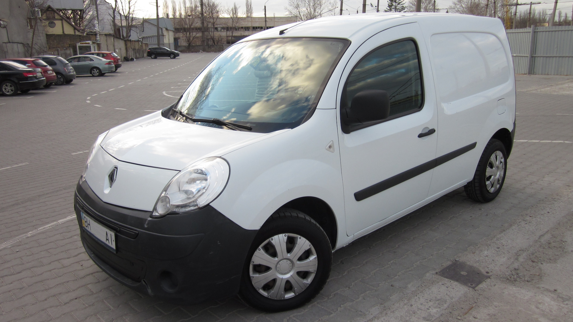 Renault Kangoo (2G) 1.5 дизельный 2011 | 1.5dci Белый Бегемотик на DRIVE2