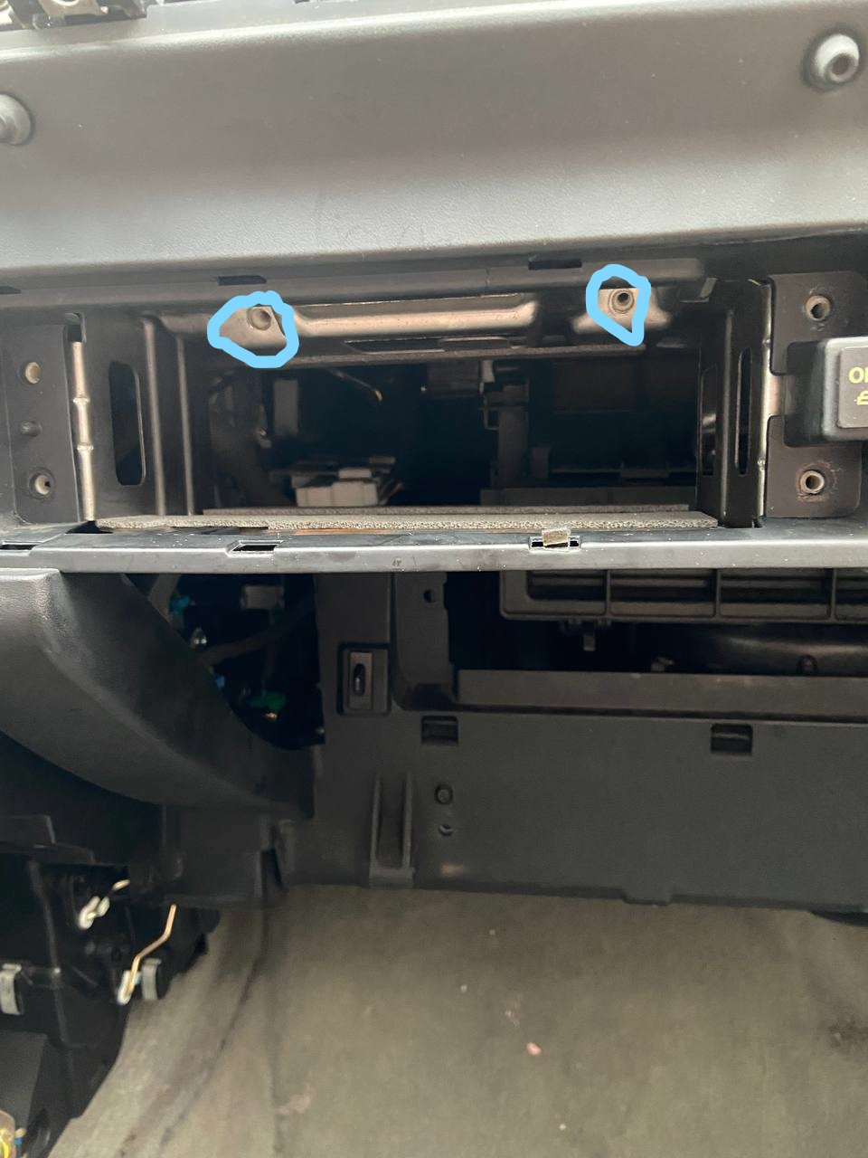 Замена тяг отопителя пассажира и снятие бардачка, Kia Opirus. — DRIVE2