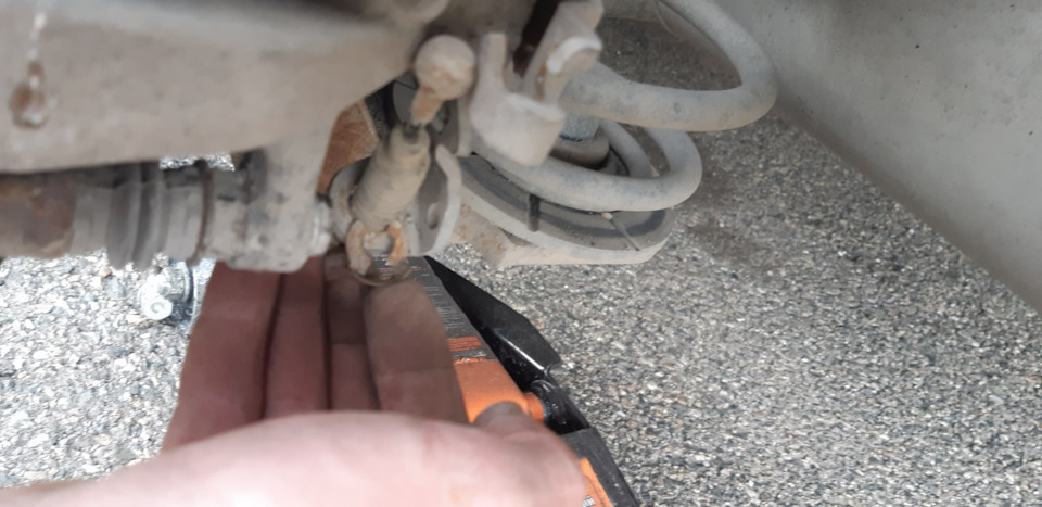 Как задавить поршень, заднего тормозного суппорта, на опель мерива а ...