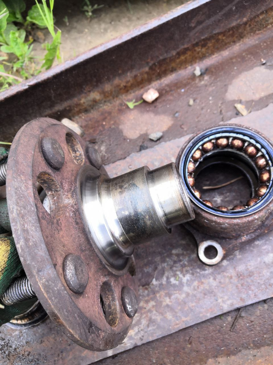 Задняя ступица и задний подшипник — Toyota RAV4 (II), 2 л, 2002 года ...