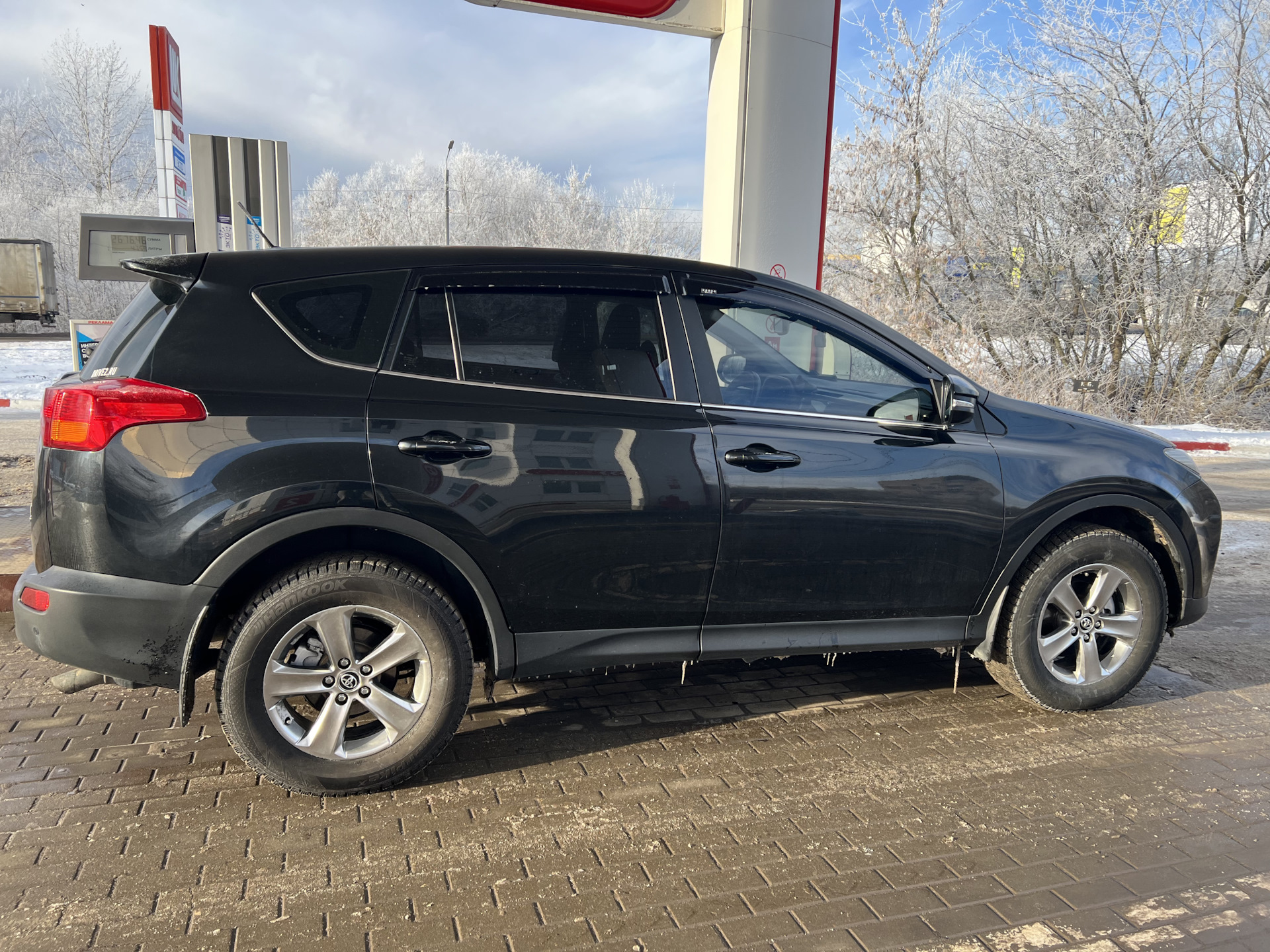 Переобул резину на зиму с 225 на 235/65 R17. — Toyota RAV4 (IV), 2,2 л,  2013 года | шины | DRIVE2