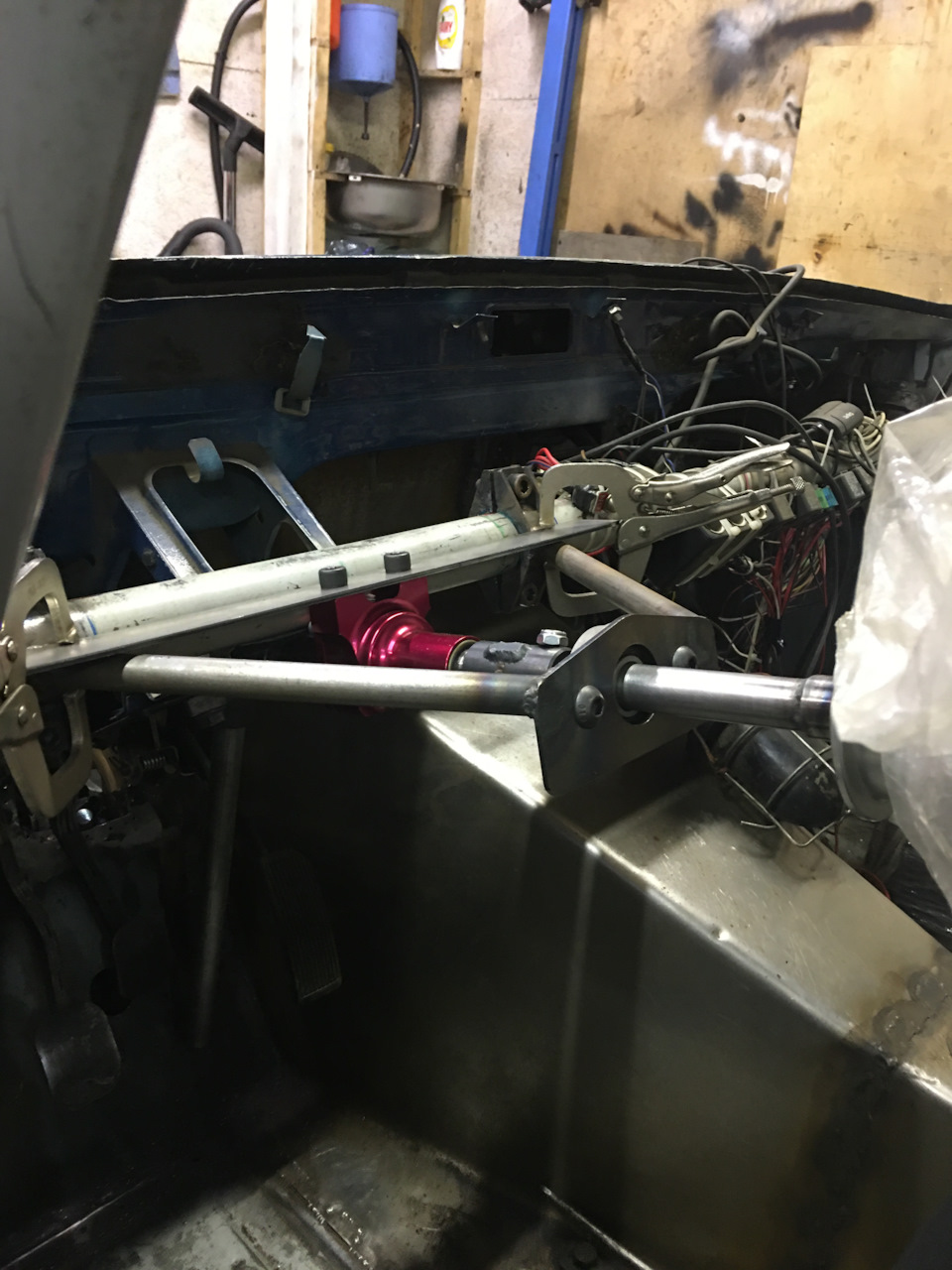 Крепление рулевого редуктора и проход рулевого вала через моторный щит ...