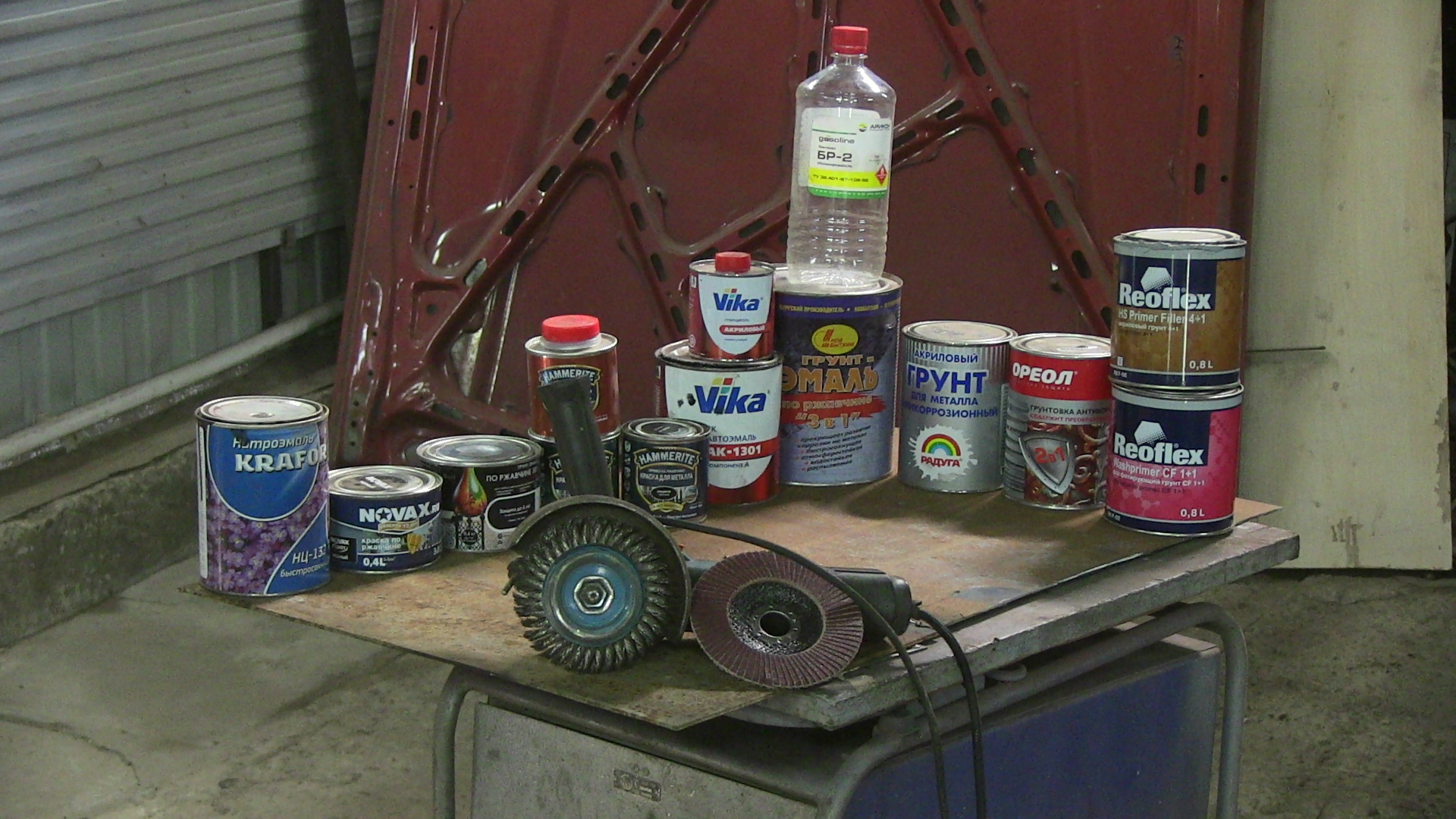 нанесение краски кистью. окрашивание металлических поверхностей. краска для покраски металла. какой краской красить метал на улице. лакокрасочные покрытия.