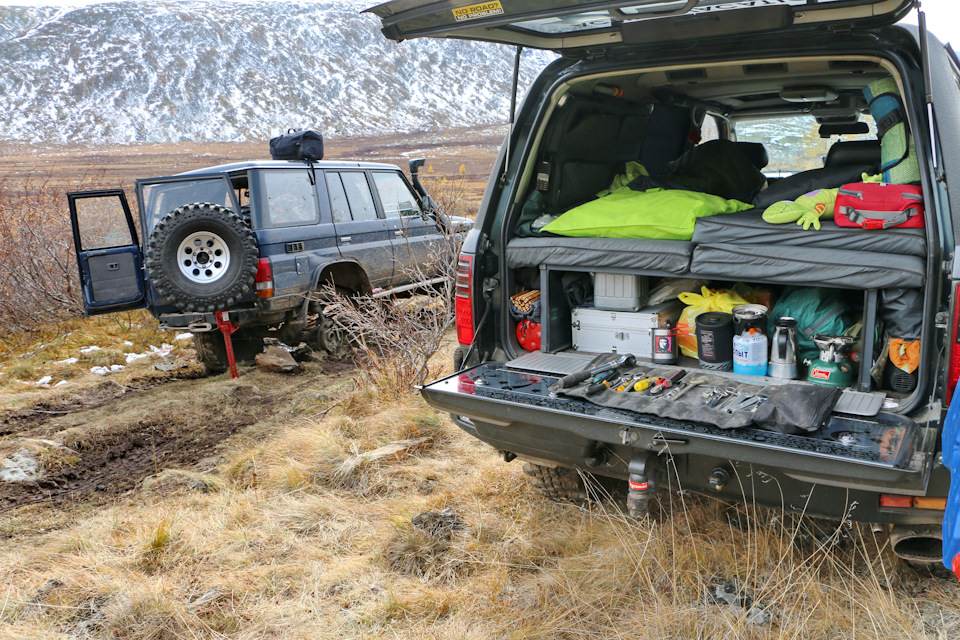 Приступили к ремонту. Надо вытащить обломок полуоси, чтобы новую, когда привезут, можно было быстро поставить — Toyota Land Cruiser 80