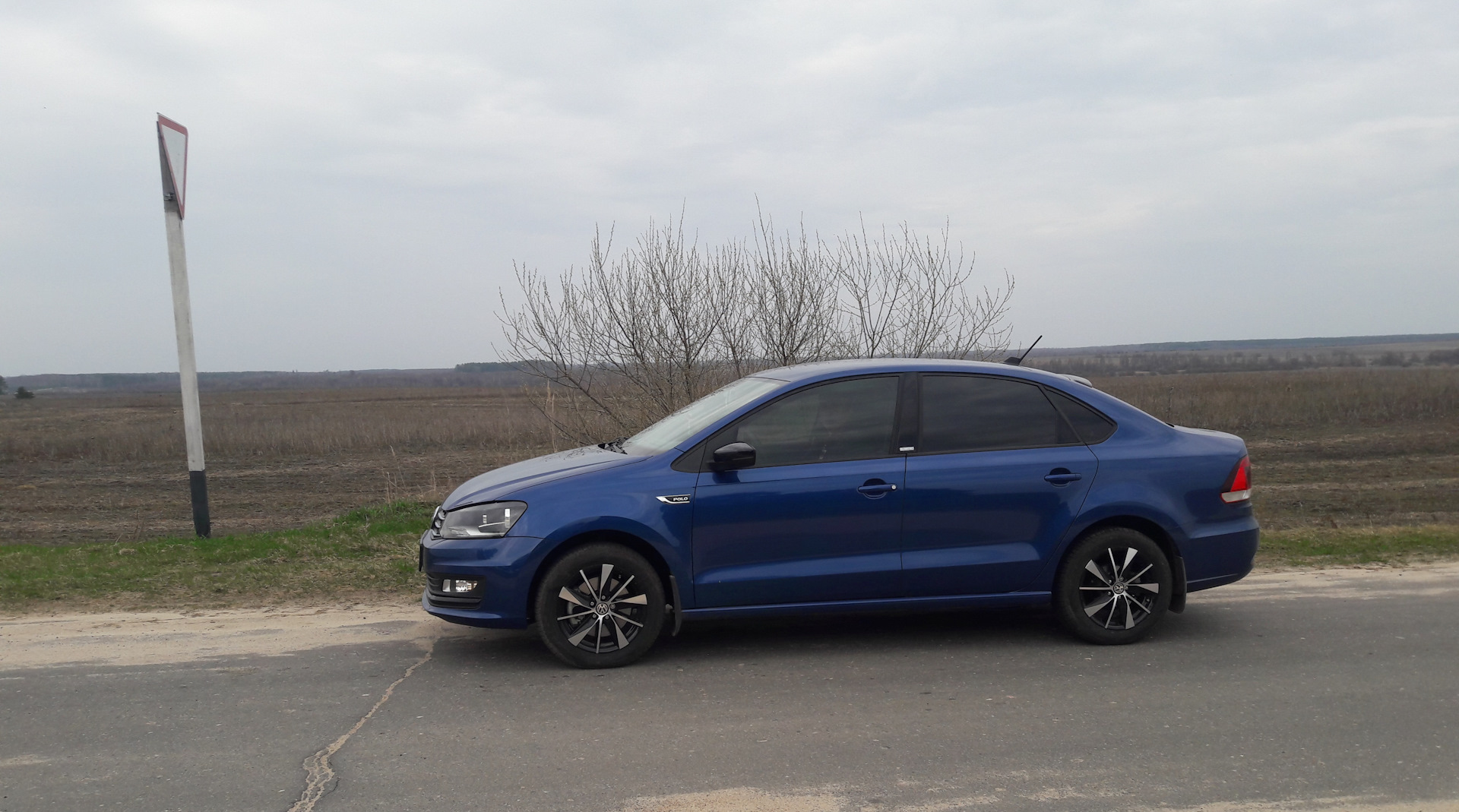 Volkswagen Polo 2011 темно синий