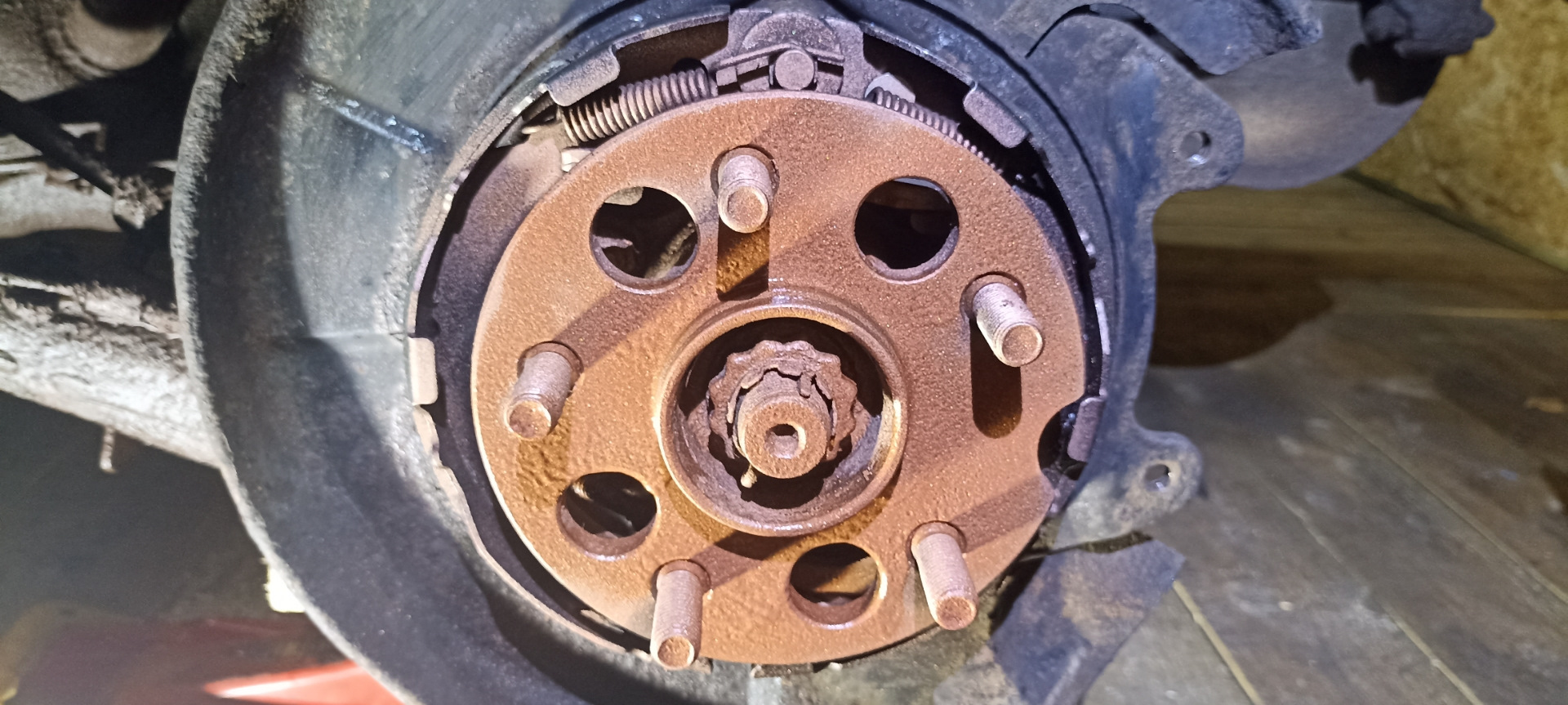 Задние колодки ручника. — Toyota RAV4 (II), 2 л, 2003 года | плановое ...