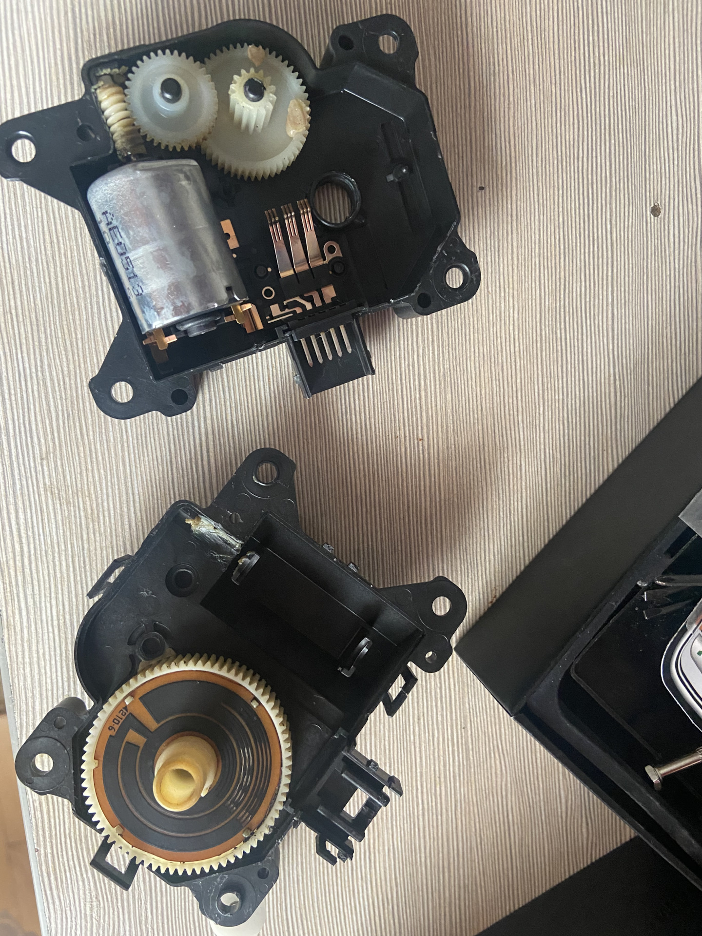 Моторчик рециркуляции воздуха гольф 4. Моторчик с крутящийся лампочкой. Мотор привода жалюзи fujitsu 9900139025. Toyota avensis 2007 сервопривод печки. Сервопривод паджеро 4.