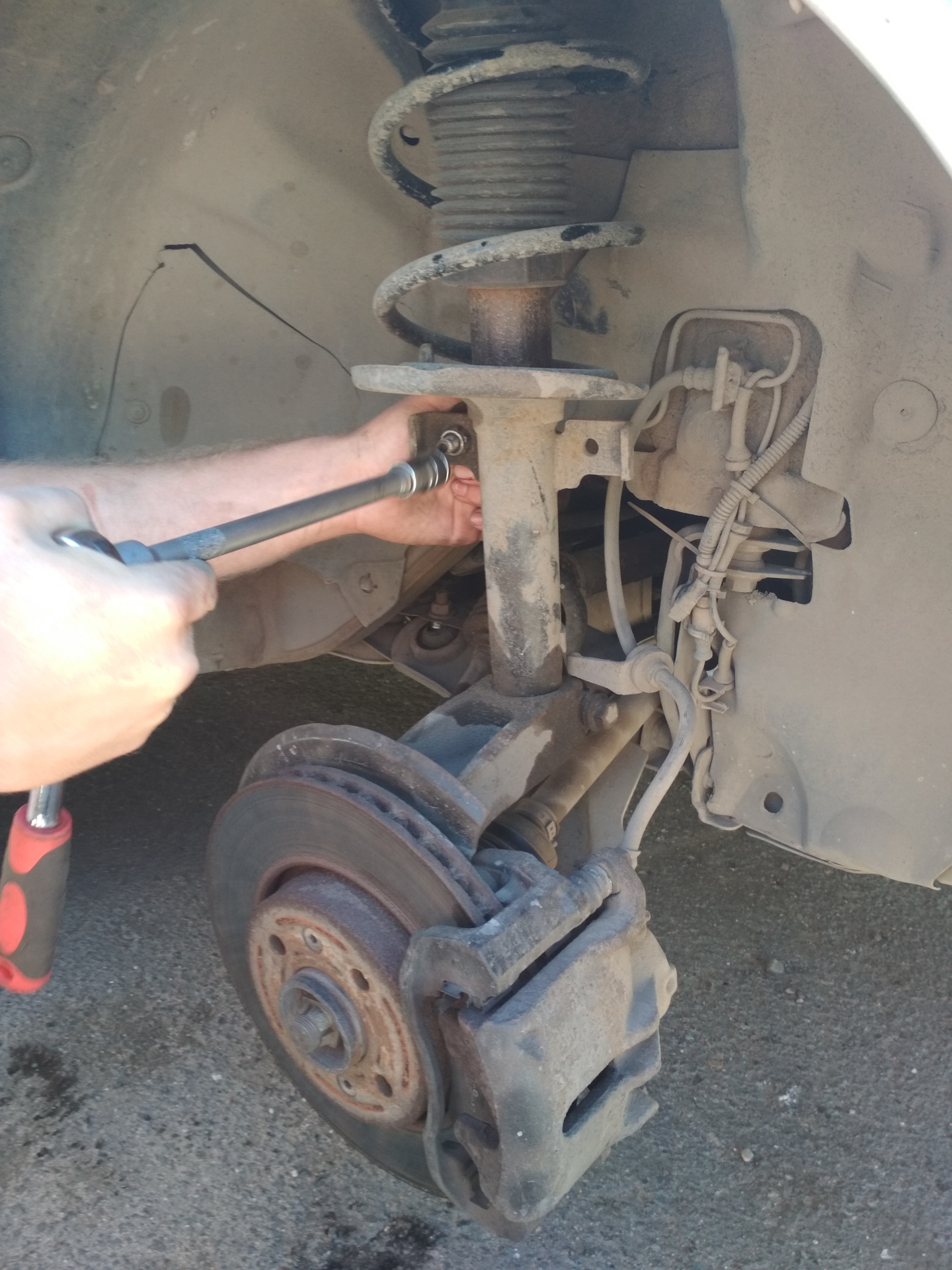 вырвало стойку. задняя чашка ваз 2114. задняя чашка ваз 2114. задний левый стакан ваз 2112. стакан задний 2112.