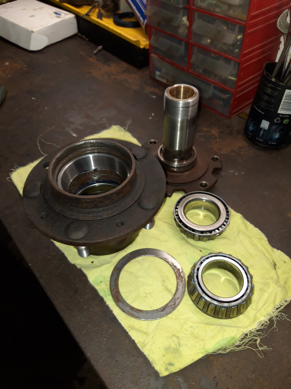 Цапфа подшипника. Цапфа поворотного кулака ленд крузер 80. Передни ступица на мерседес спринтер 515 сди. Типовой подшипник скольжения вала. Цапфа ступицы ниссан ноут.