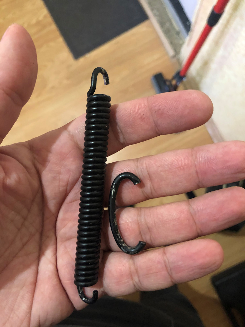 как заменить пружину на дворниках автомобиля LAAAAgKfdeA 960