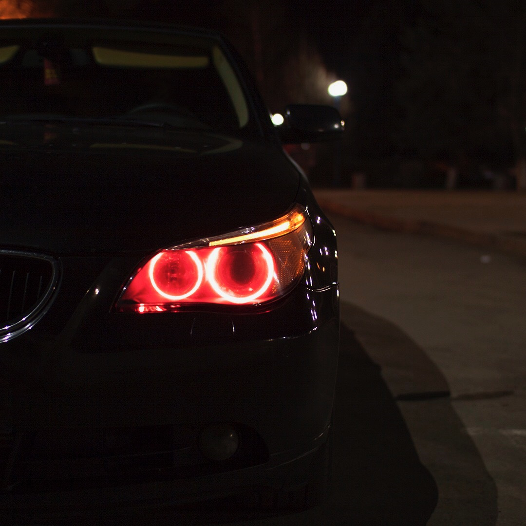Фары черной машины. BMW m5 e60 в темноте. BMW е60 в темноте. BMW e60 ночью ангельские глазки. БМВ м5 е60 глазки.