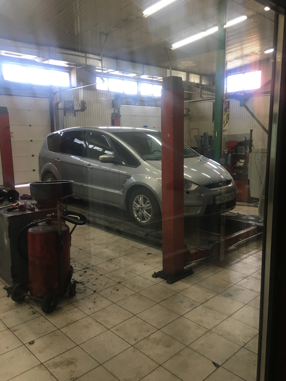 Замена тормозного вакуума — BMW 5 series (E34), 2 л, 1992 года | своими ...