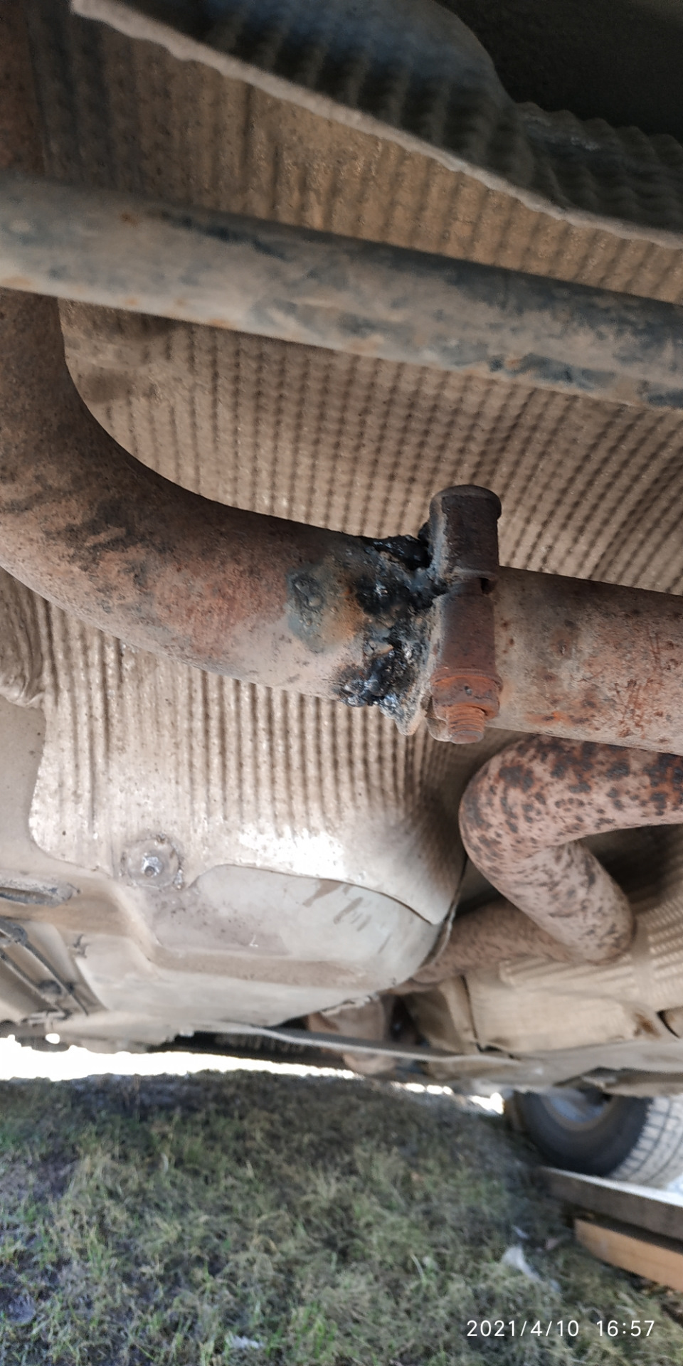 Оторвался глушитель — Audi A4 (B5), 1,6 л, 1998 года | поломка | DRIVE2