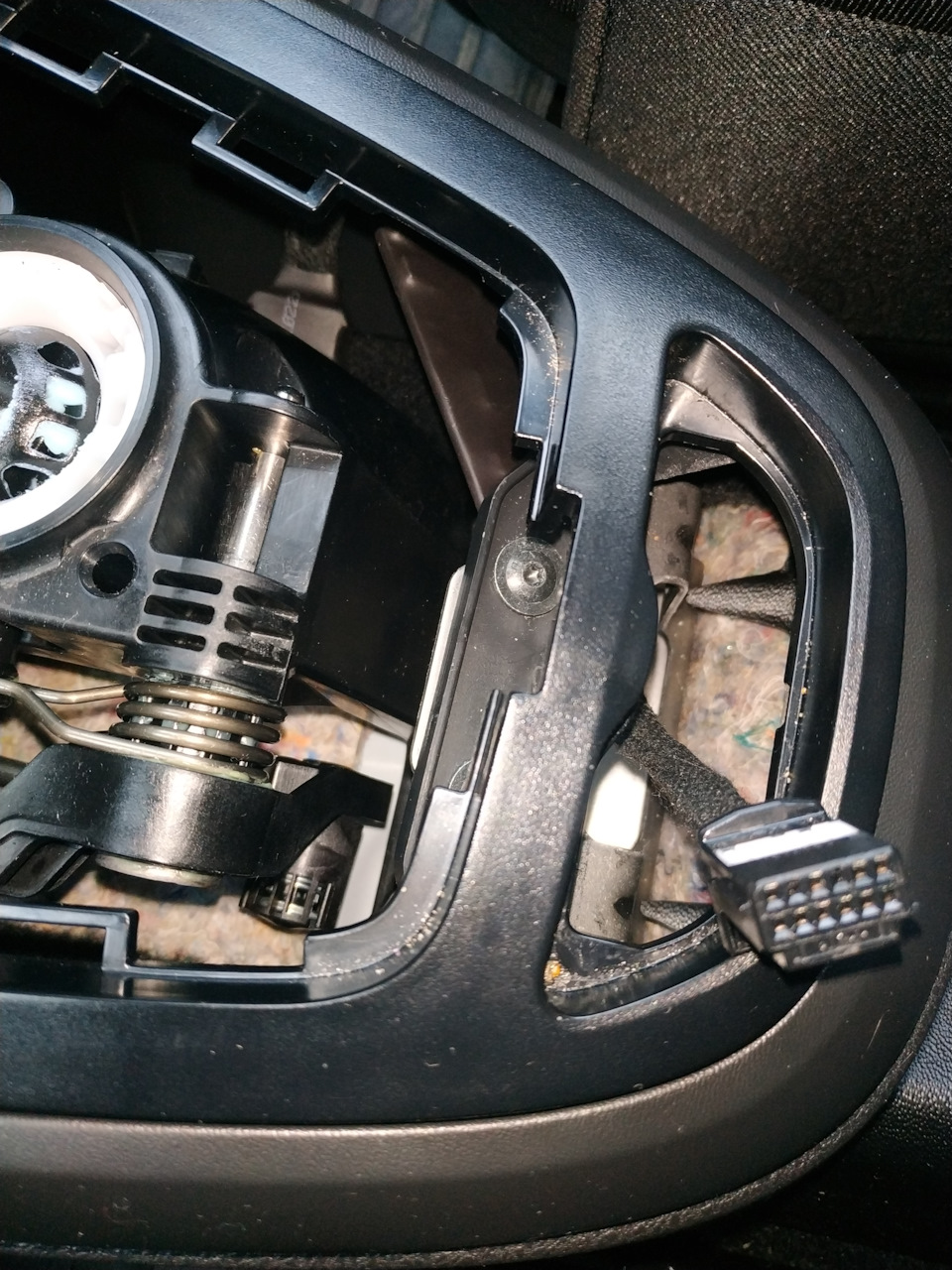 Подключаем блок управления подогревом и укладываем аккуратно с правой стороны, выводим фишку кнопок — Lada Vesta SW (1G)