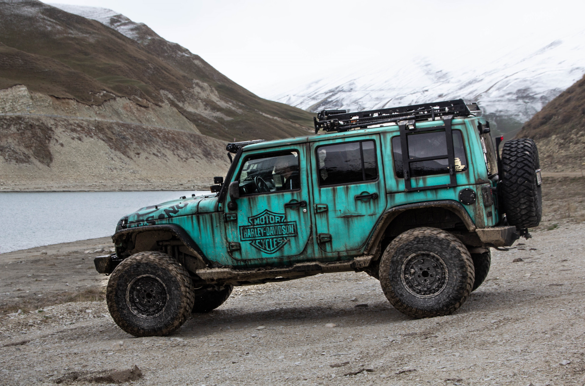 Jeep Gladiator с палаткой