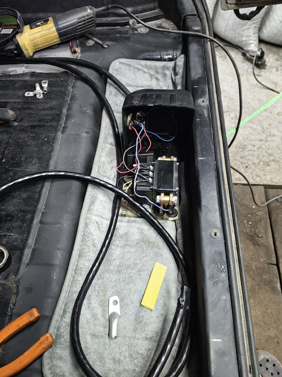 два питона уже в багажнике, блок соленоидов вскрыт и готовится к подключению — Mitsubishi Pajero iO