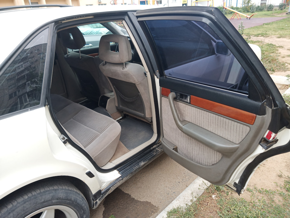 Старая дверная обшивка — Audi 100 (C4)