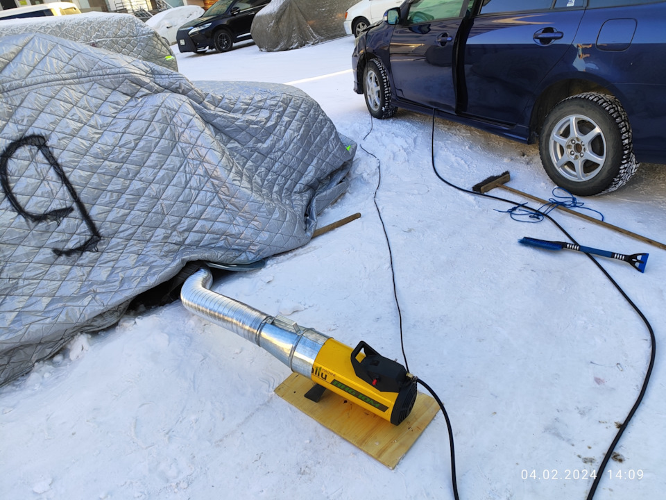 Прогрев бензинового двигателя. Отогрев паяльной лампой. Как прогреть авто. Запуск двигателя в мороз. Как прогреть авто.