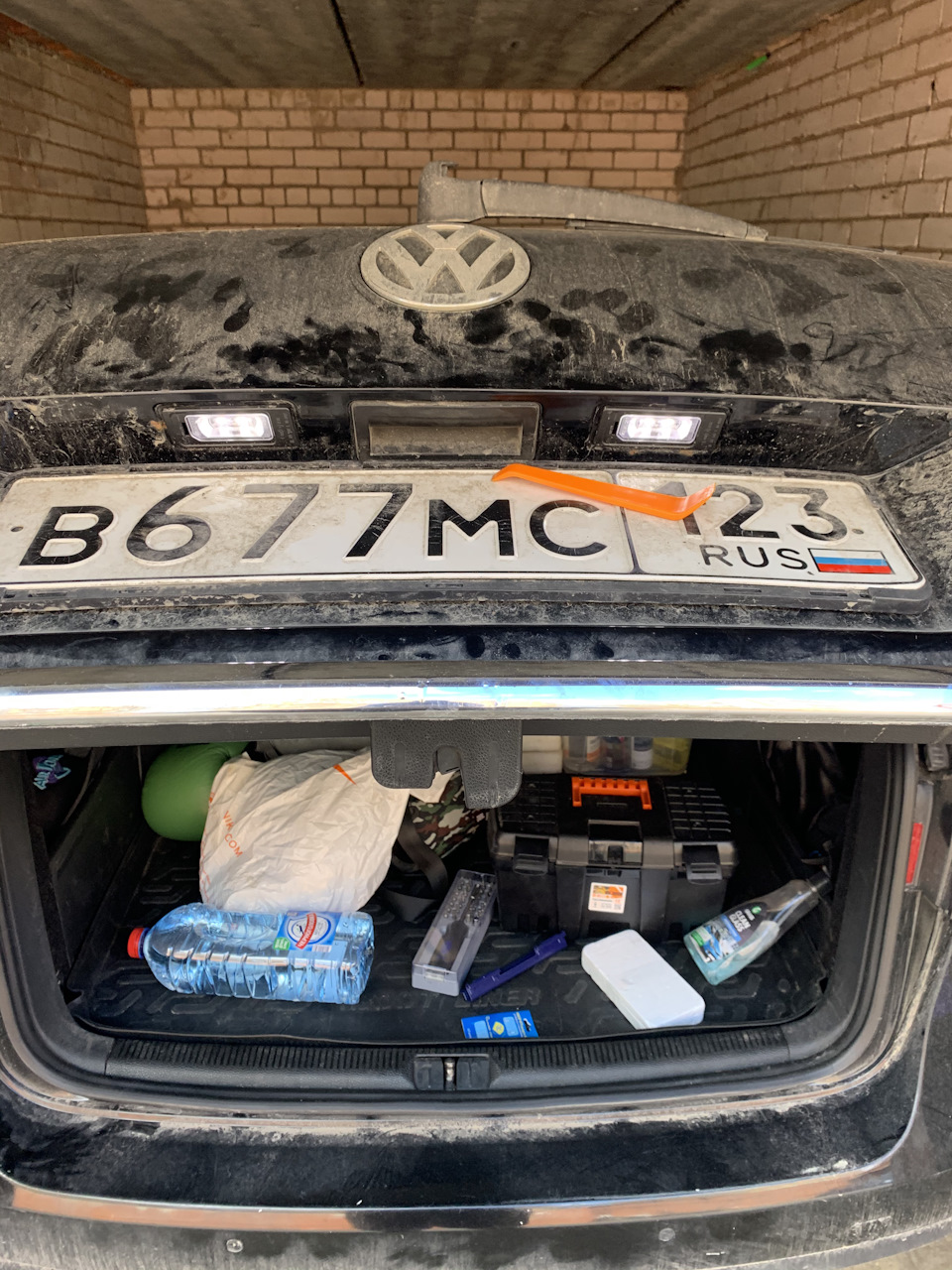 Замена ламп подсветки номера — Volkswagen Passat B6, 1,4 л, 2009 года ...